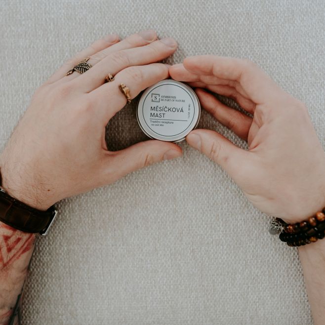 ❄️ MUST HAVE ❄️ produkt pro tuto zimu? No přece naše Měsíčková mastička 🌙 Tento klasický recept, známý už našim...